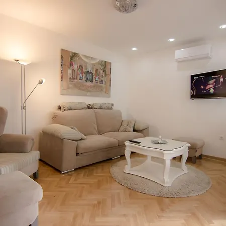 Near St. Sava Temple Daire Belgrad